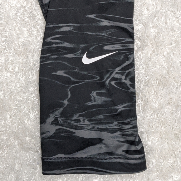 Nike Dri-FIT Capri Leggings - Picture 2 of 5
